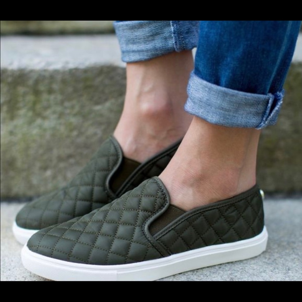 Size 6.5 Olive Quilted Steve Madden Flats